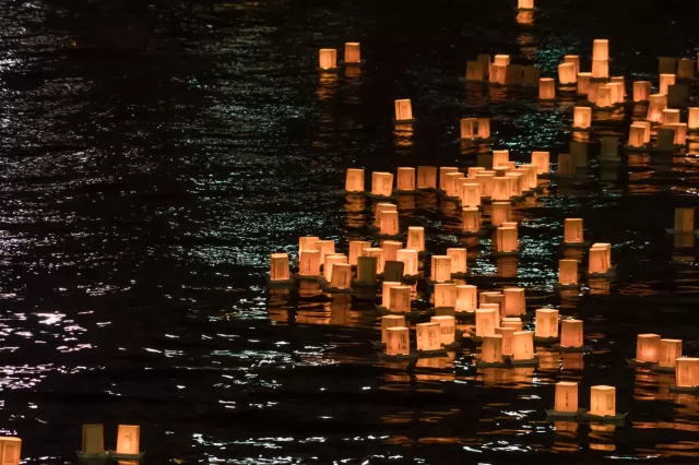 Toro Nagashi: Guía del Festival de Linternas Flotantes en Japón